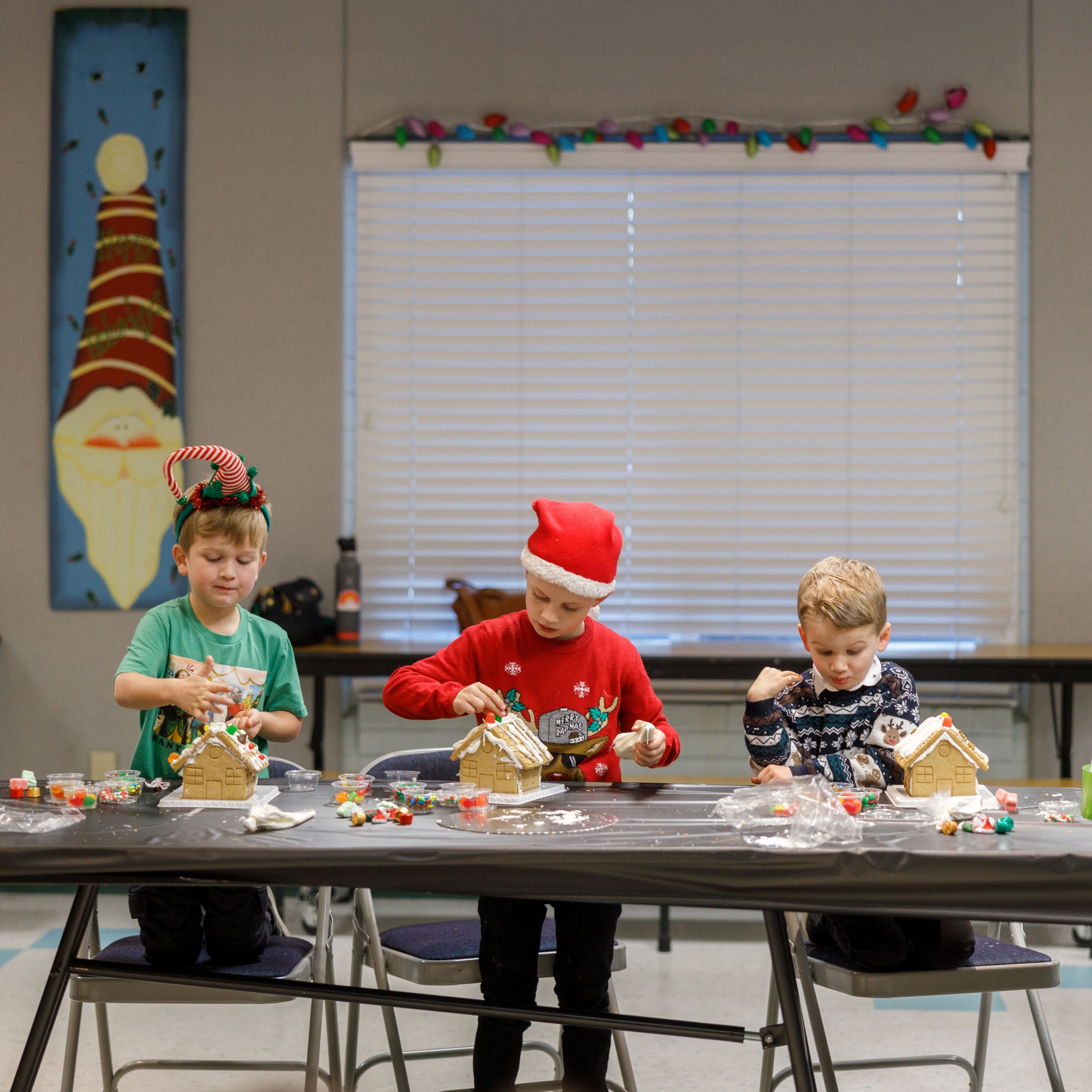kids decorating a gingerbread house